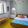 El dormitorio principal con cama de 1,50 con detalles de cuento.