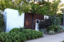 1 BR 1 guestroom House + gated yard