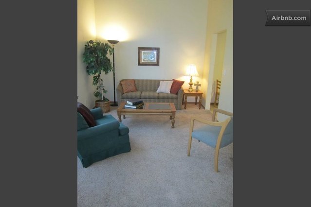 Stay at 'Furnished Town House near Gonzaga' by the night (Logan) $50