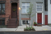 Cozy Center Square Garden Apartment