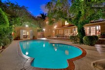 Charming Pool Cottage/ Near Bay 