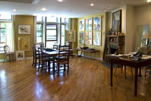 UVComfortable Rm artfilled loft GLD