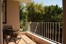 2-bed w/balcony, views, great 'hood