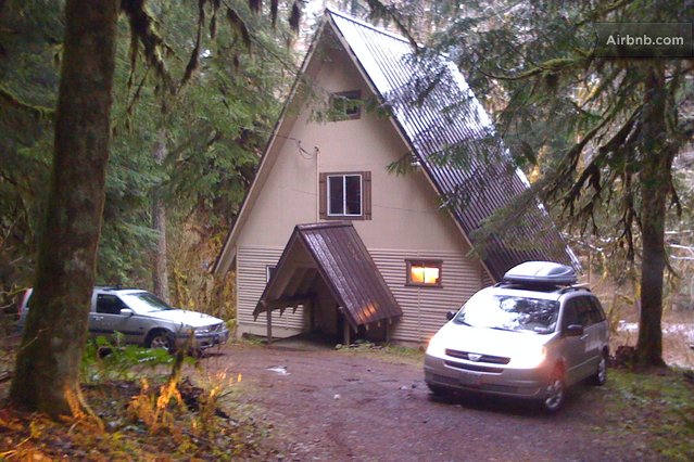 'Mt Hood Forest, River view (Rhododendron) $125 2bd 1100sqft