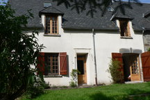 Quiet, sunny farmhouse with views
