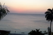 Large Beach View Apt - MoBay, JM