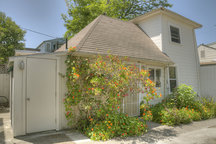 Convenient 2 BR South Berkeley Apt
