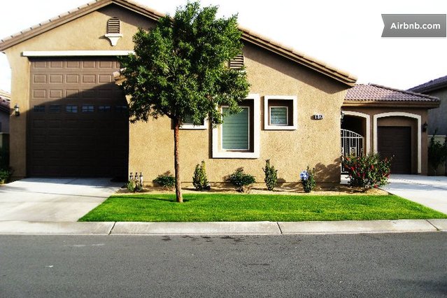 Single Level in Indio- entire home 