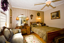 Waterfall Room: Bunker Hill B&B
