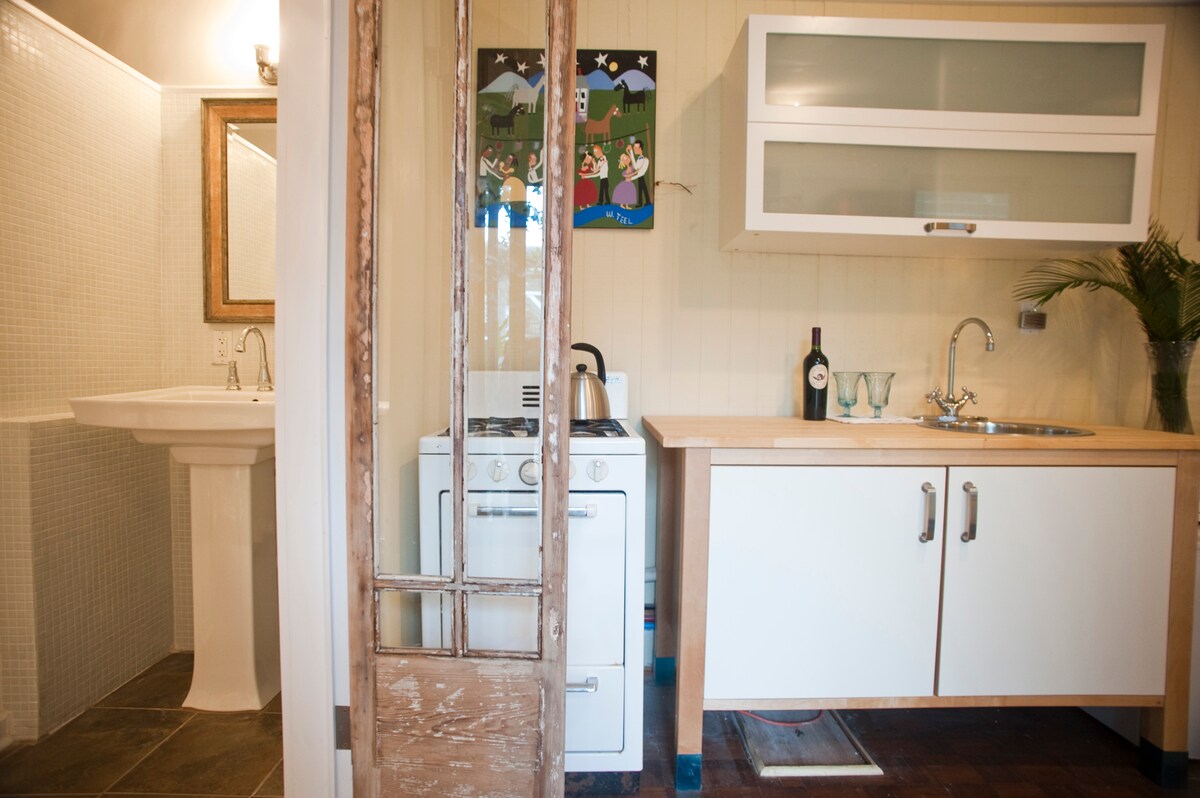 Maisonette; Steps to St Charles Ave