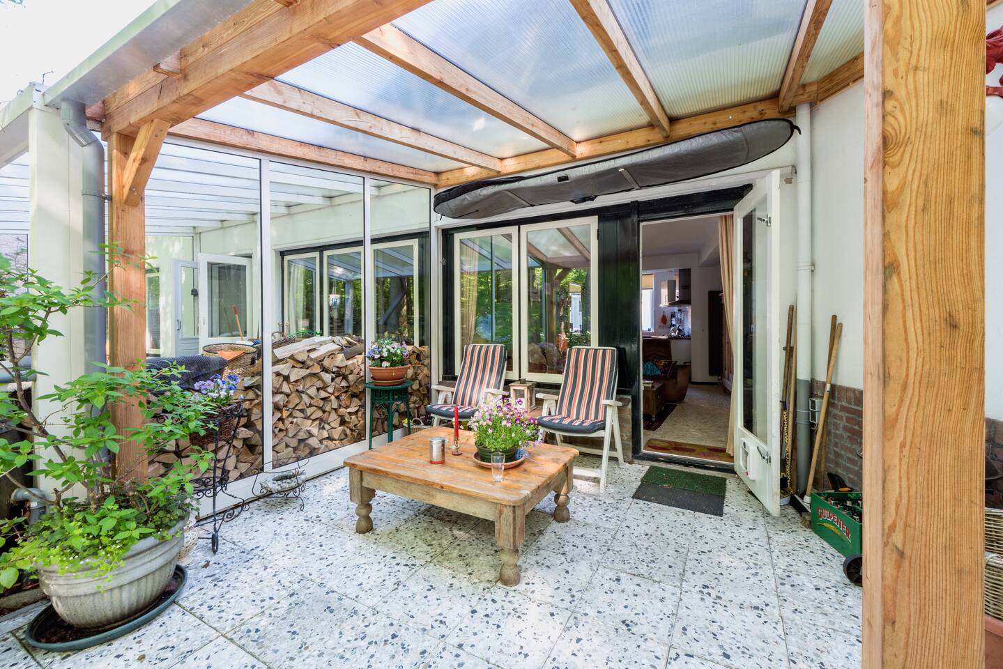 Aan de bosrand aardehuizen te huur in bergen binnen