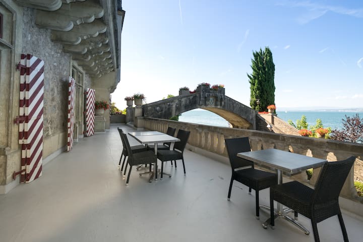 Ds un Château au Bord du Lac Léman - Castle