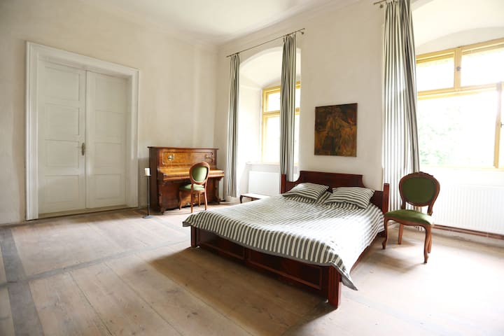 Main Bedroom - Castle