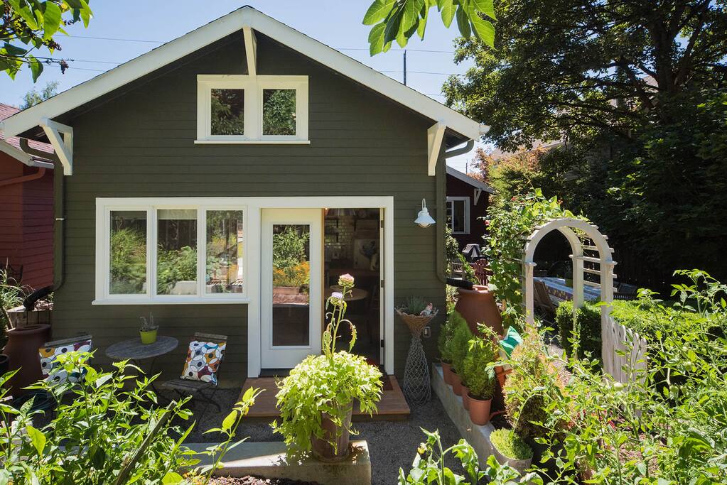 Sellwood Garden Studio Dog Friendly! Houses for Rent in Portland