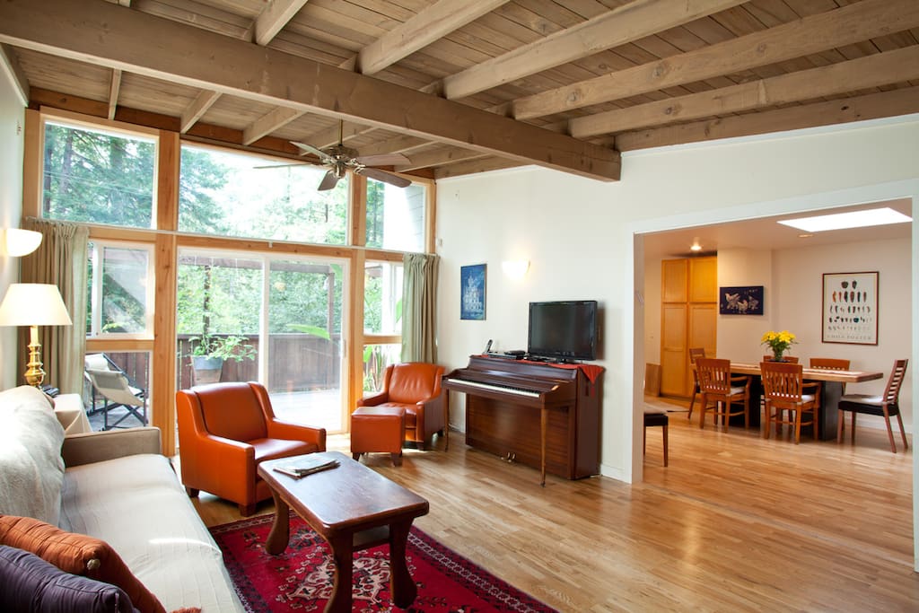 The living room are is open to the dinning and kitchen area.
A large room to be together cook, eat and enjoy a good glass of wine.