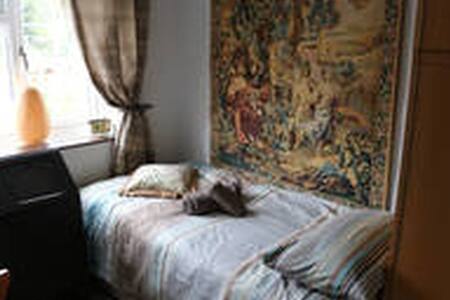 harpenden single personals Welcome to seniorsinglesnearme seniorsinglesnearme brings dating to your doorstep and allows you to see who is local, single and senior near you. harpenden single personals Welcome to seniorsinglesnearme seniorsinglesnearme brings dating to your doorstep and allows you to see who is local, single and senior near you.