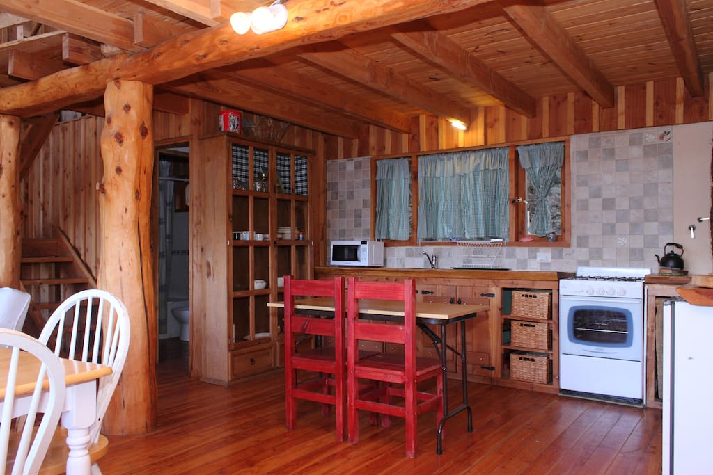 cocina con mesada muy comoda y mucha luz.