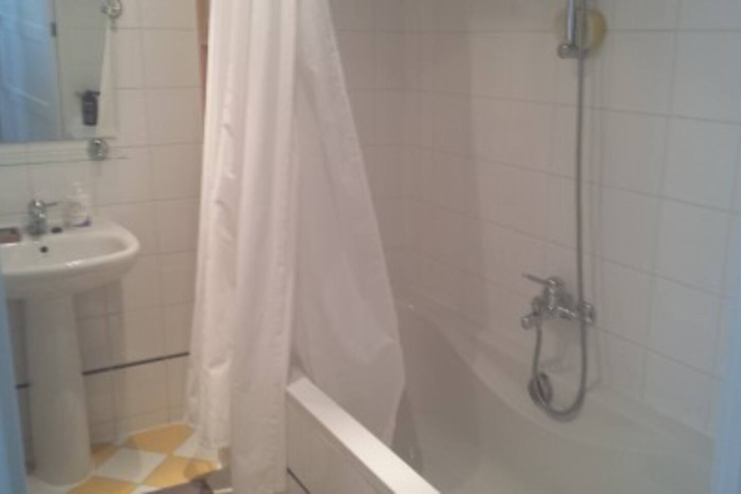 Ruime slaapkamer in charmant huis huizen te huur in utrecht