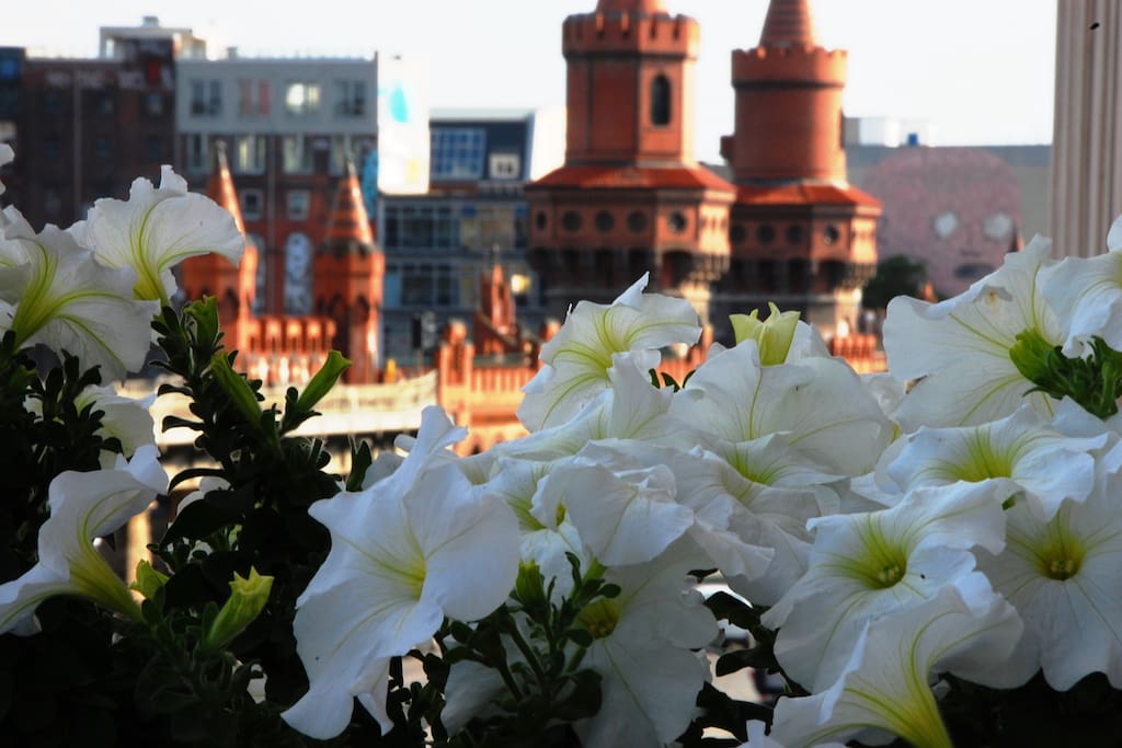 FREIRAUMWOHNUNG I : Der Ausblick vom Balkon auf die Oberbaumbrücke ist einzigartig