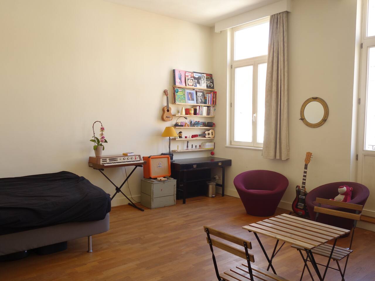 Salon et chambre de notre airbnb