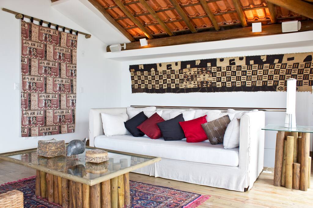 Telhado: living room with exposed beams and red tiles, African textiles: my favorite room to relax