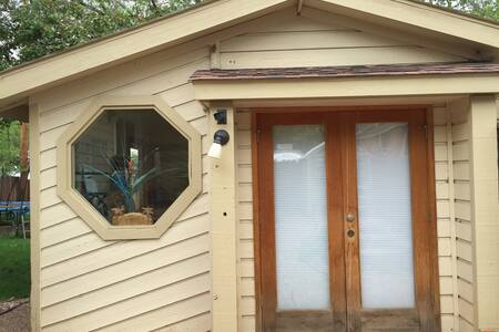 SUNNY LITTLE BOULDER OASIS