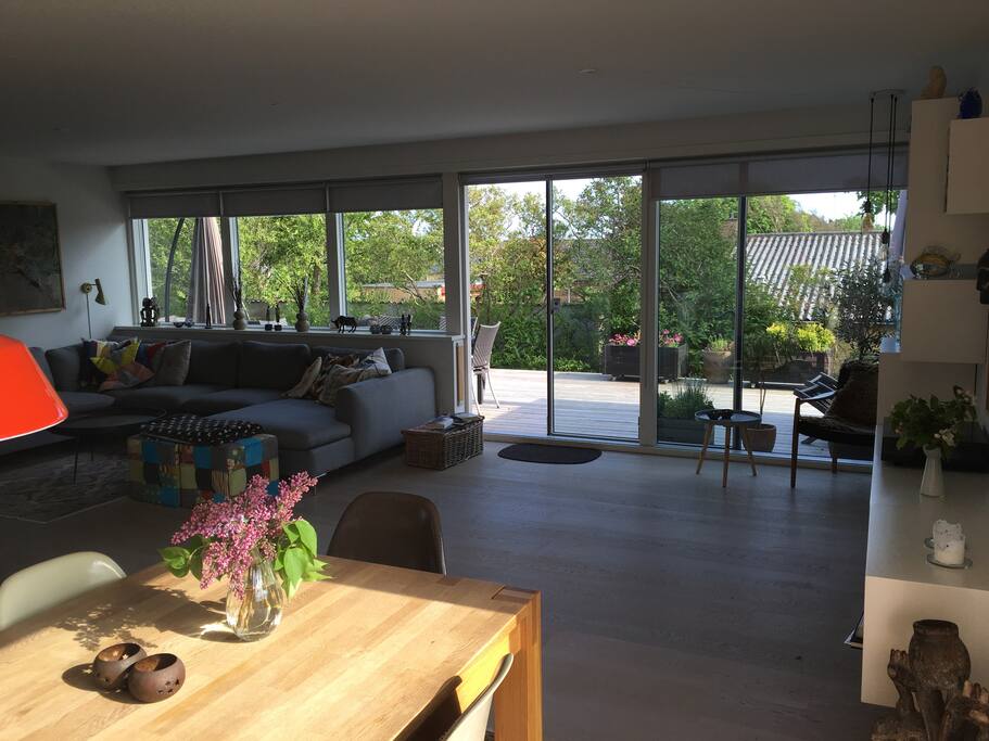 Lys og hyggelig villa med store solrige terrasser. houses for ...