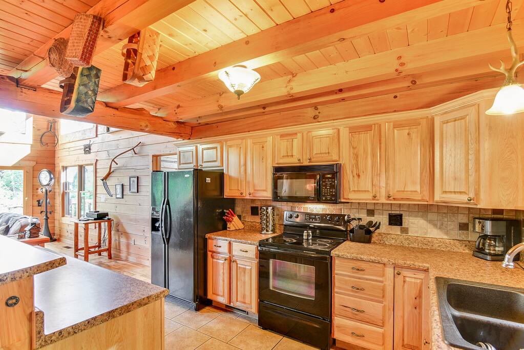 Tatonka Lodge..2 master suites! Cabins for Rent in Clyde