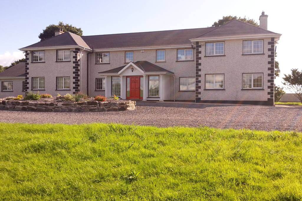 Welcome to Clonkill Manor Let me show you around.