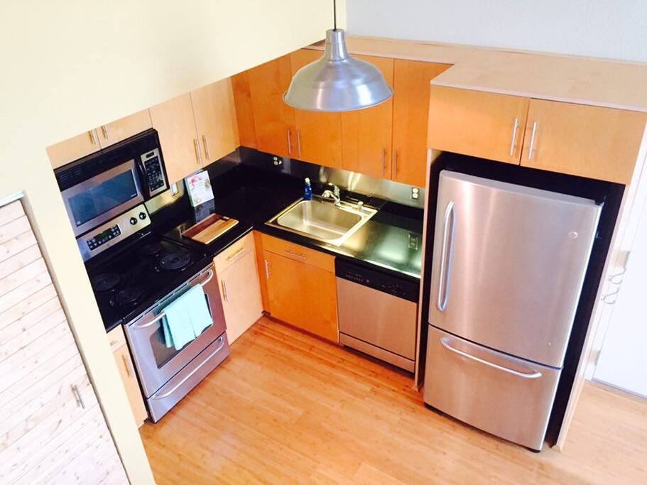 Stainless steel appliances | Washer & dryer in unit 