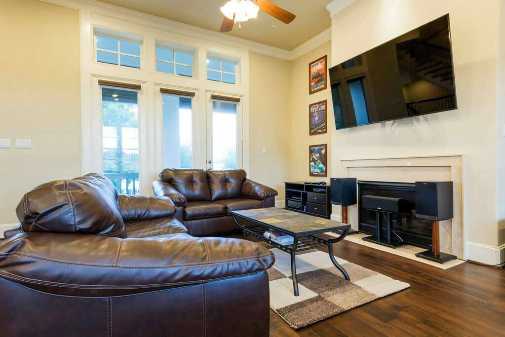 The Heights: Inner-Loop Upscale Home! {WHOLE HOME}