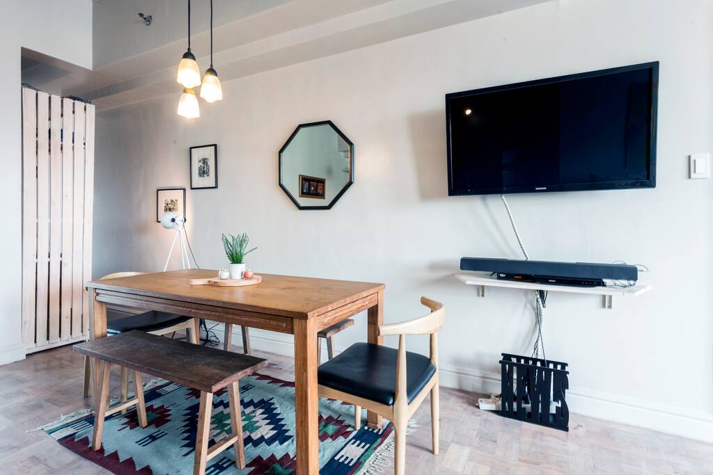 Airy Greenbelt One Bedroom