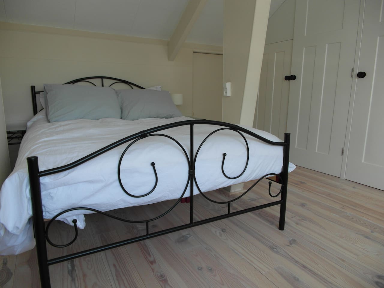 Ruime slaapkamer in charmant huis huizen te huur in utrecht
