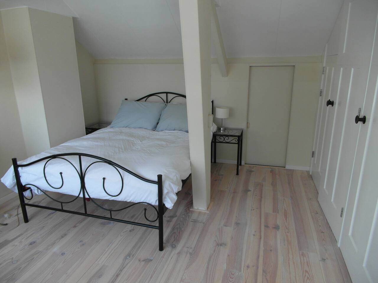 Ruime slaapkamer in charmant huis huizen te huur in utrecht