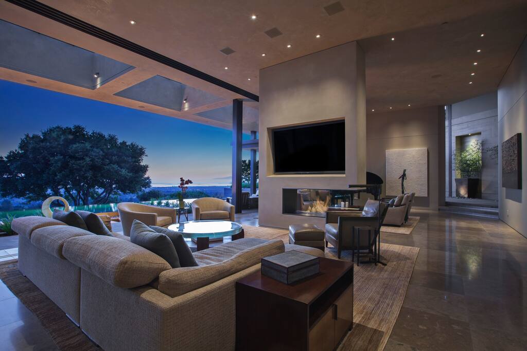 Amazing views of Silicon Valley and even Levi's Stadium at night!