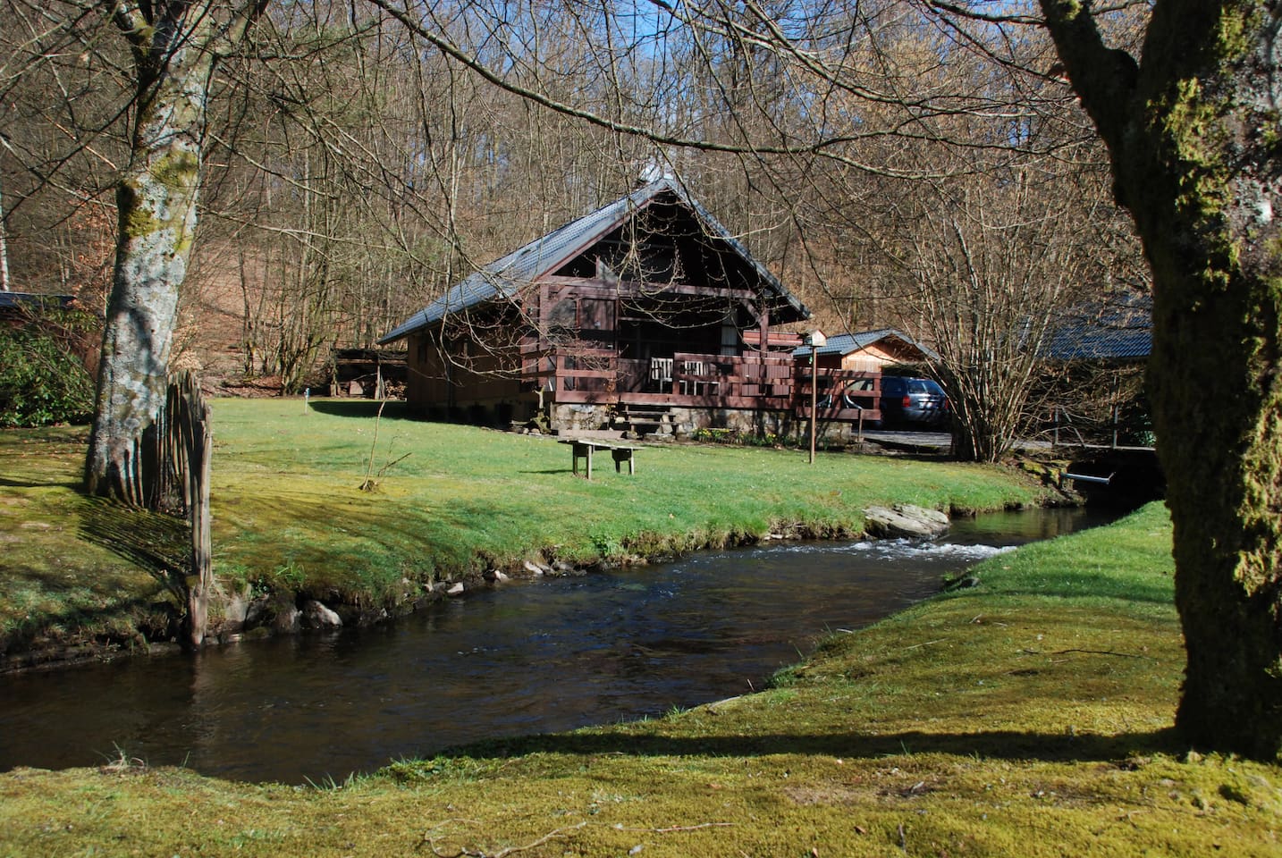 Chalet aan bosrand en riviertje chalets te huur in bièvre (graide)
