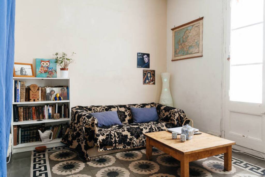 Lounge - TV. Room with balcóny overlooking Plaza del Sol. Sunny living during the morning.