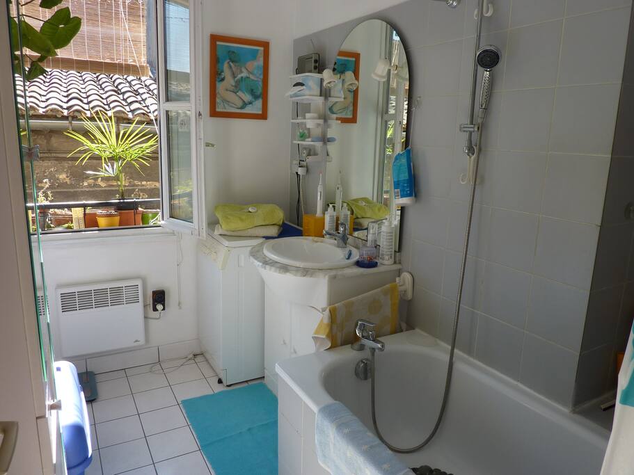 Fenetre Salle De Bain Vis A Vis : Fenetre Salle De Bain Vis A Vis : La salle de bains, avec fenêtre … Fenetre Salle De Bain Vis A Vis : Fenetre Salle De Bain Vis A Vis : La salle de bains, avec fenêtre …