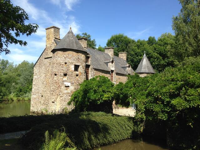 UNE CHAMBRE AU MANOIR: DE 70 A 120€ - Castle