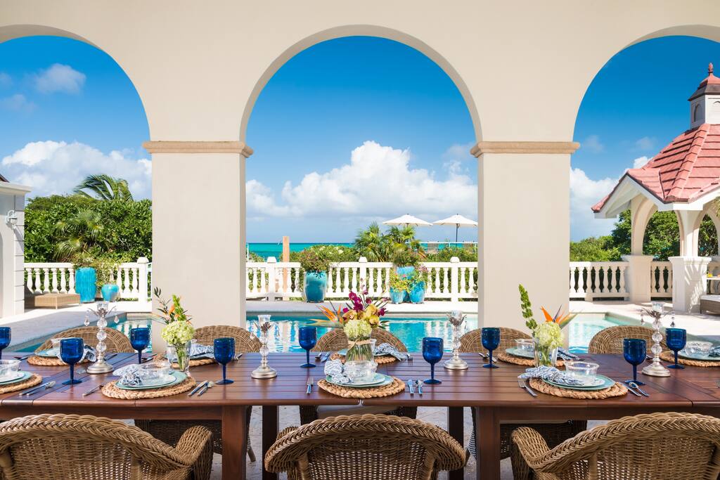Beach villa paprika on grace bay villaer til leie i providenciales