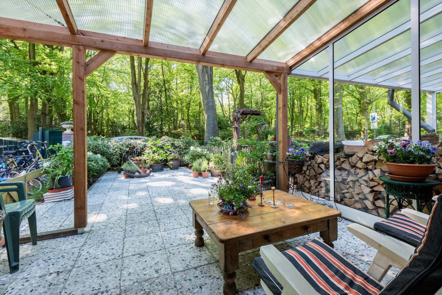 Aan de bosrand aardehuizen te huur in bergen binnen