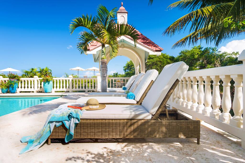 Beach villa paprika on grace bay villaer til leie i providenciales
