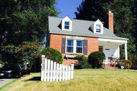 Spacious room w/ bath close to DC