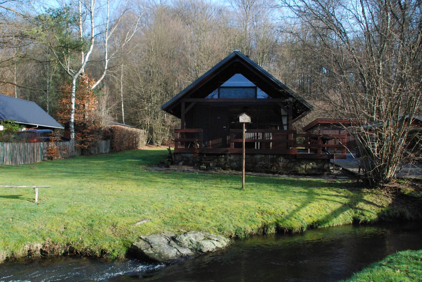 Chalet aan bosrand en riviertje chalets te huur in bièvre (graide)