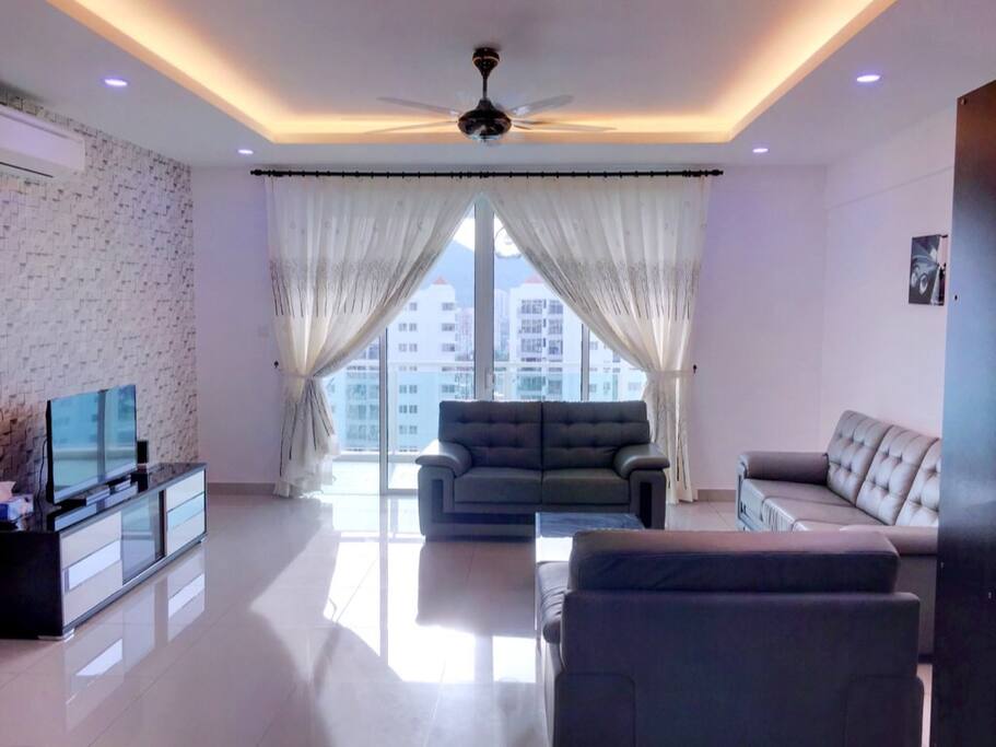 Summerton with swimming pool, gym and free WiFi