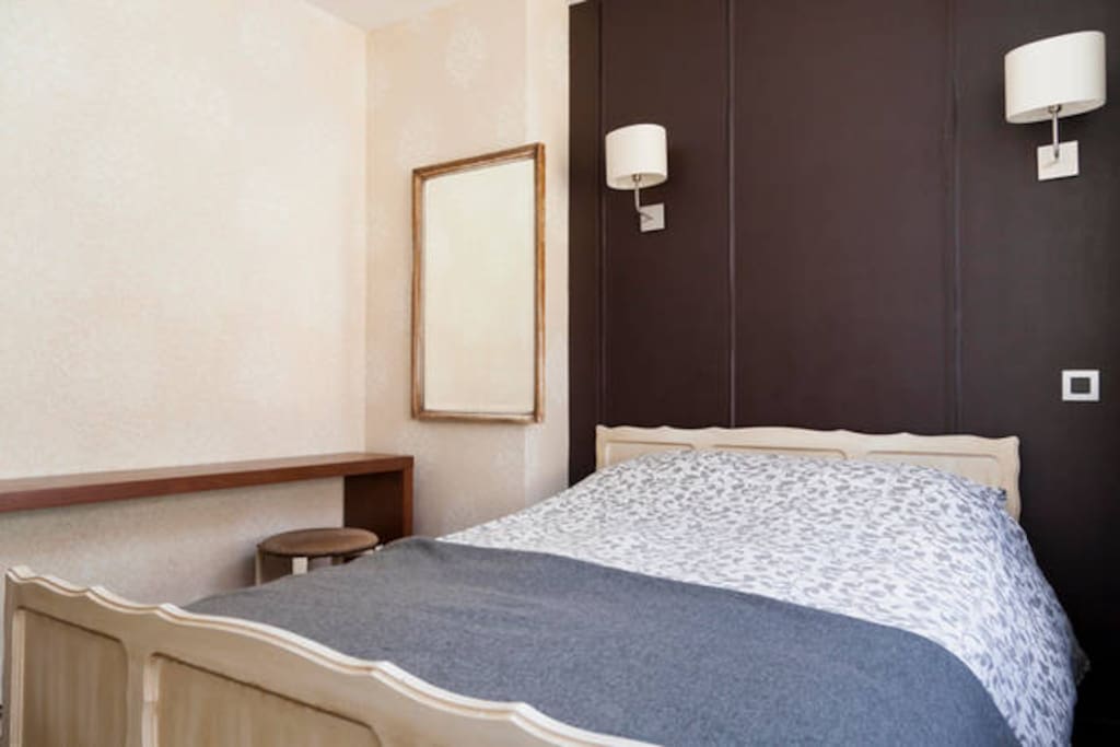 Double room ~ wifi ~ Shared bathroom walk-in shower with single room