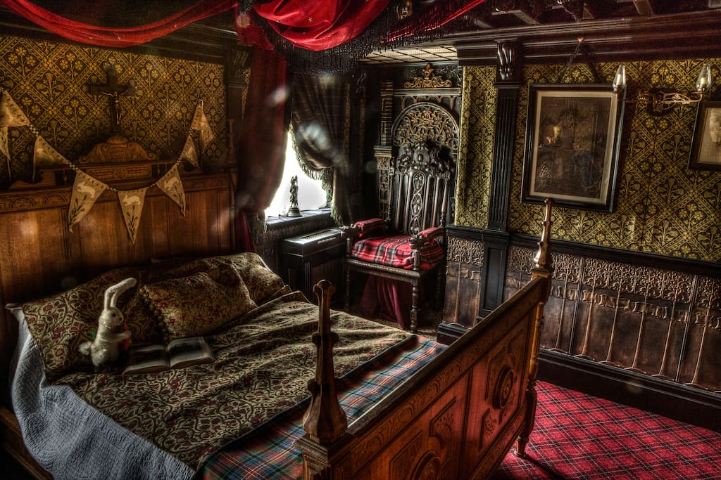 The Haunted Bedroom at Talliston Bed & Breakfasts for Rent in Great